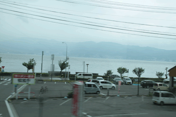 図 雲で遠くが霞む諏訪湖