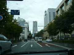 【写真: 遠目に見た横浜ランドマークタワー】