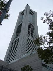 【写真: 近くで見た横浜ランドマークタワー】