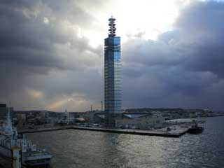 【写真: 秋田港のタワー】