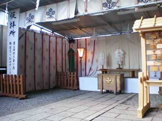 【写真: 春宮仮拝所】