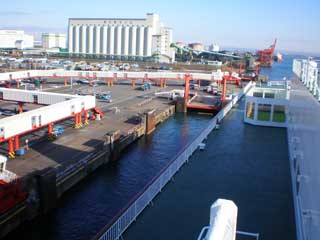 【写真: 苫小牧フェリーターミナル(1)】