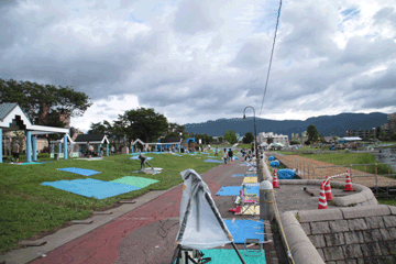 図 花火会場 場所取りの様子